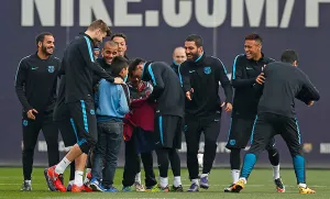 Tres niños burlan la seguridad para estar en la práctica del Barcelona