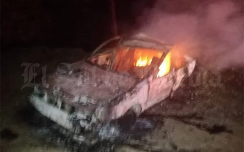 Hallan los cadáveres calcinados de dos adultos y un niño al interior de un auto, en Naupan