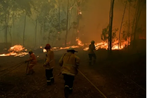 Se extienden incendios al sur de Australia por altas temperaturas