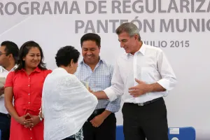 Tony Gali otorga certeza jurídica a usuarios del Panteón Municipal