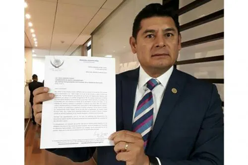 Presenta Armenta Mier formalmente su renuncia al PRI tras 32 años de militancia