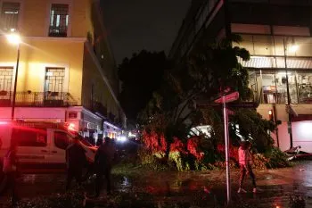 Un muerto y decenas de árboles caídos, deja torrencial lluvia en la ciudad de Puebla