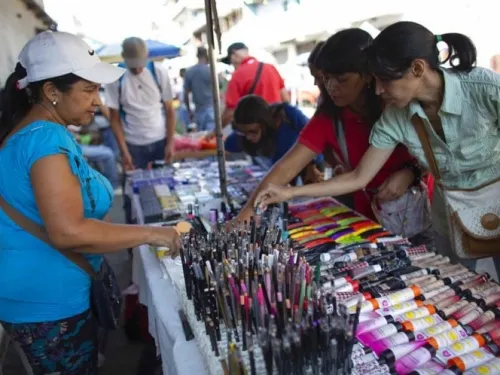 Maestros venezolanos buscan segundos trabajos para sobrevivir