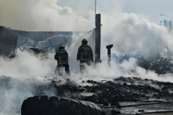 Fuerte incendio consumió una bodega de tarimas frente a la Central de Abasto