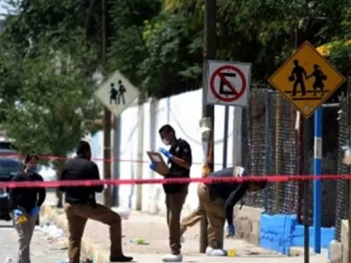Mata bala perdida a niña que estaba con su mamá en kínder