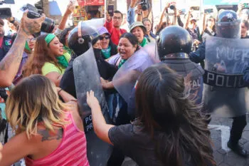 Chocan grupos a favor y en contra de la despenalización del aborto en Puebla, previo a discusión