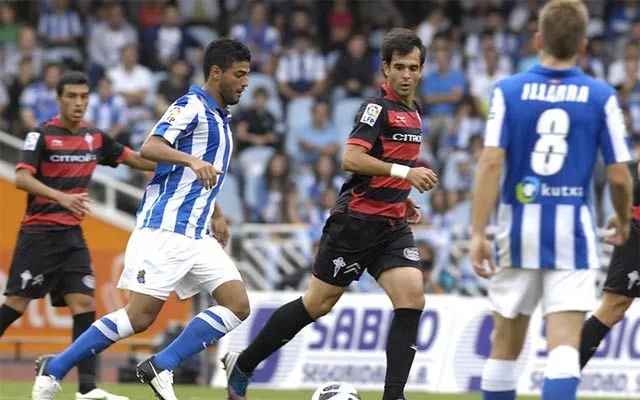 Carlos Vela juega, asiste y empieza con el pie derecho