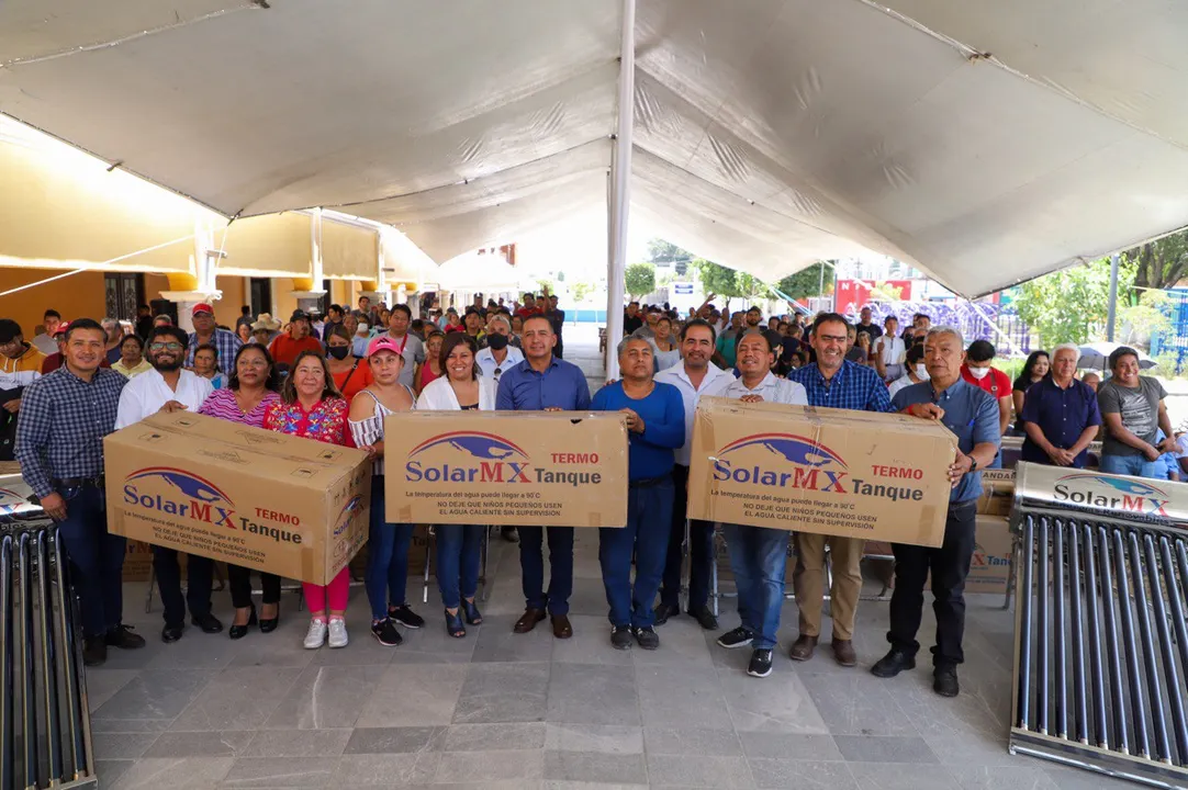 Edmundo Tlatehui, entrega de calentadores solares