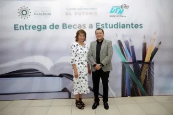 Entregan gobierno de Texmelucan y UTH 50 becas a estudiantes destacados