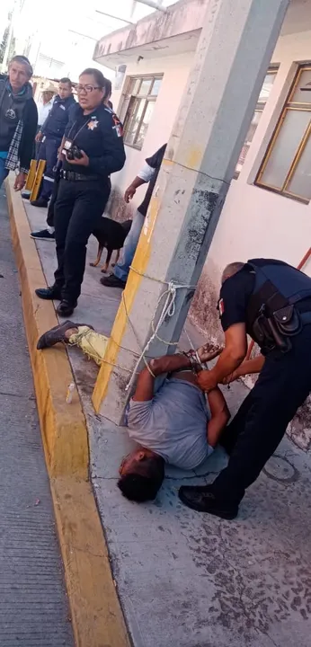 Vecinos de la colonia Vicente Guerrero golpean y amarran a un poste a ladrón