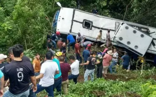 Ocho muertos deja volcadura de camión en carretera a Puerto Vallarta