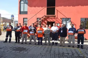 Concluyen policías capacitación y bomberos reciben uniformes deportivos en SPCH