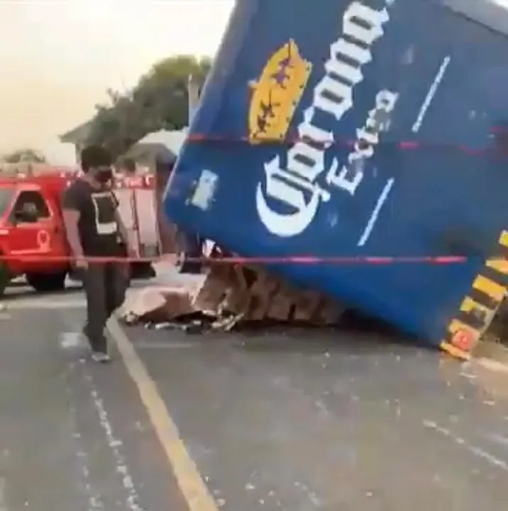 Vuelca camión cervecero y deja dos muertos en Cohuecan