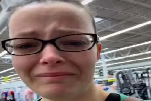 Madre llora porque no hay pañales en tiendas para su hija