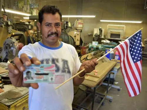 Papá migrante soltero y con 6 hijos recibe residencia permanente en EU