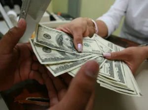 El dólar sube a 16.68 pesos, nuevo máximo histórico