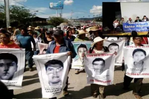 Padres de normalistas, en pie a 8 meses de las desapariciones