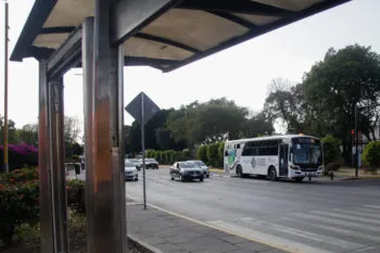 Inicia proyecto para renovar paraderos en toda la capital poblana