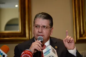 Dueños de ex verificentros destapan a Doger para gobernador