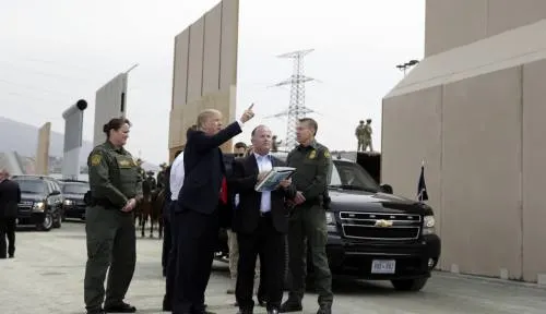 Trump supervisa en la frontera con México los prototipos para el muro