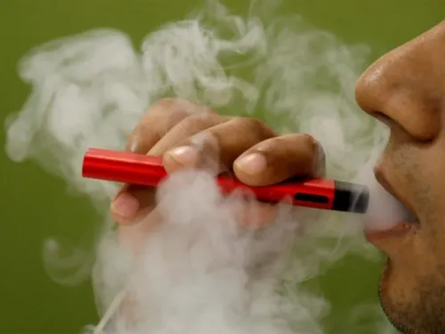Senadores van por regulación de cigarros electrónicos