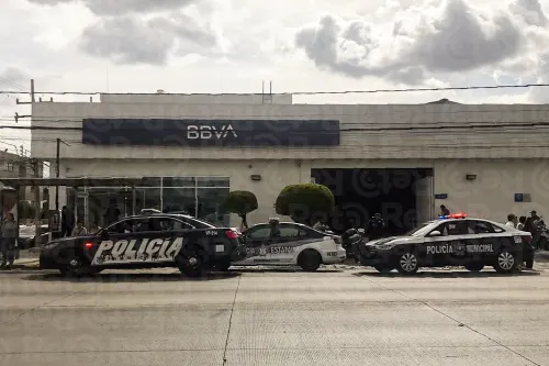 Un cuentahabiente es asaltado en Huexotitla y otro se salva por su camioneta blindada