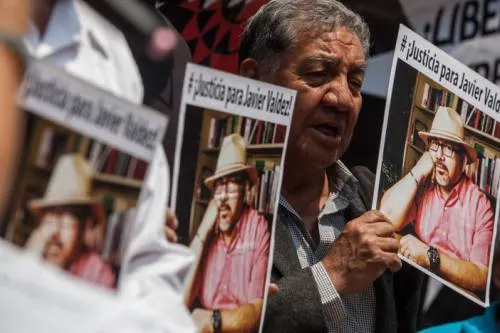 “El peor crimen es el silencio, hay que exigir justicia”, claman periodistas frente a la PGR
