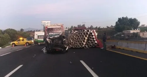 Choque entre dos unidades provoca volcadura en San Martín Texmelucan