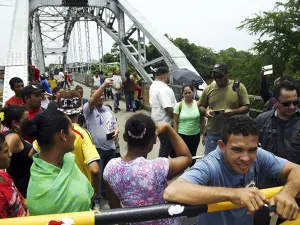 Llama EEUU a Colombia y Venezuela a resolver crisis fronteriza