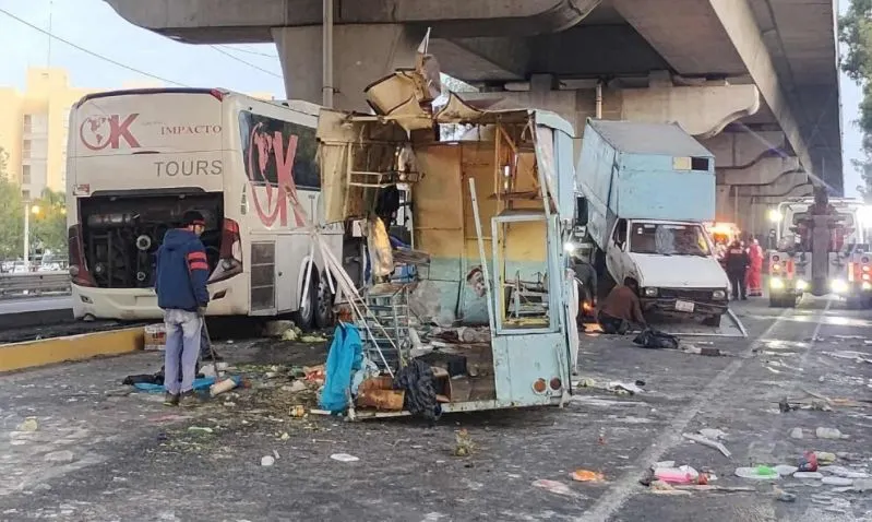 Choque de camión de pasajeros en la autopista México–Puebla deja al menos cinco lesionados
