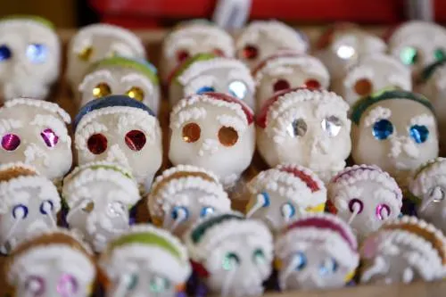Calaveritas, uno de los elementos tradicionales de la ofrenda de Día de Muertos