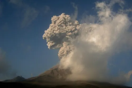 Explosión del Popocatépetl genera columna eruptiva de 3 mil 500 metros de altura