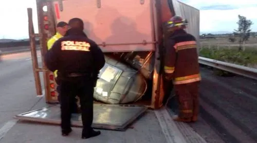 Bombero atiendió volcadura de vehículo que transportaba sustancia tóxica