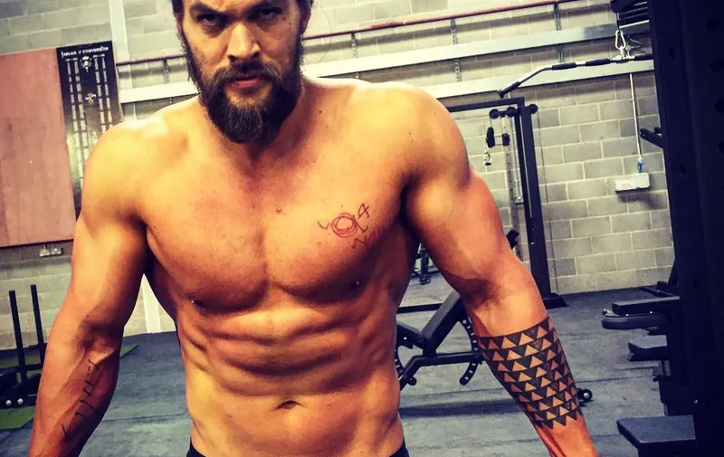 chico con tatuajes en los brazos