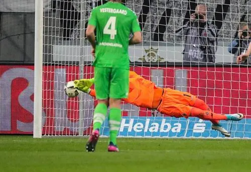 Marco Fabián deja ir la victoria al fallar penal