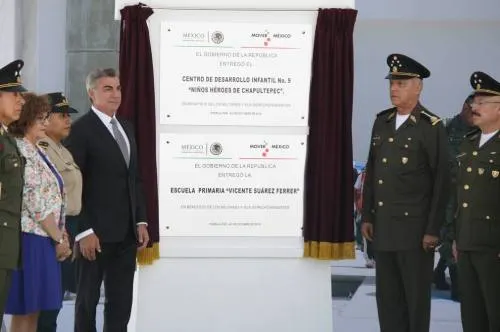 Secretario de la Sedena y Gobernador de Puebla inauguraron aulas educativas en el Campo Militar