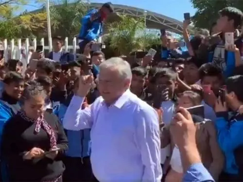 Todos los alumnos de prepa van a recibir mil 600 bimestrales: López Obrador