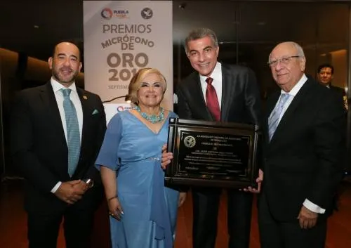 Recibe Tony Gali reconocimiento por apoyar la libertad de expresión