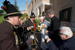 Con cerveza, Benedicto XVI festeja 88 años de vida