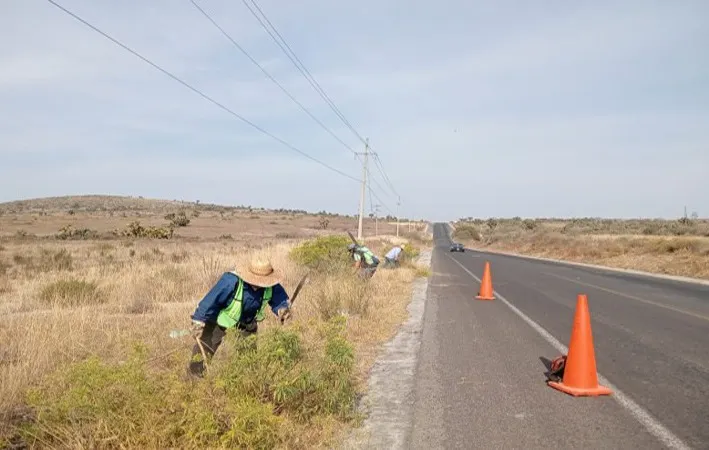 Secretaría de Infraestructura realiza mantenimiento permanente en tramos carreteros