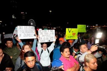 El activista Arturo Islas encabeza manifestación contra el maltrato animal en Puebla