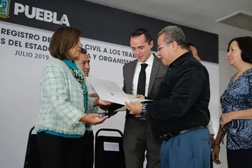 Entrega SGG  actas del registro civil a trabajadores