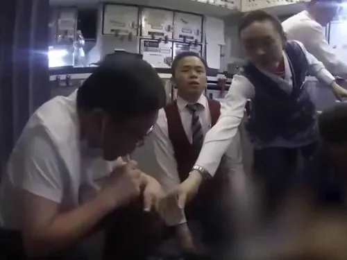 Médico succiona orina de pasajero enfermo en pleno vuelo