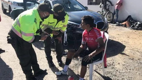 Ciclista Nairo Quintana ileso tras ser atropellado en Boyacá