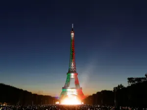 La Torre Eiffel engalanada con colores de bandera de México