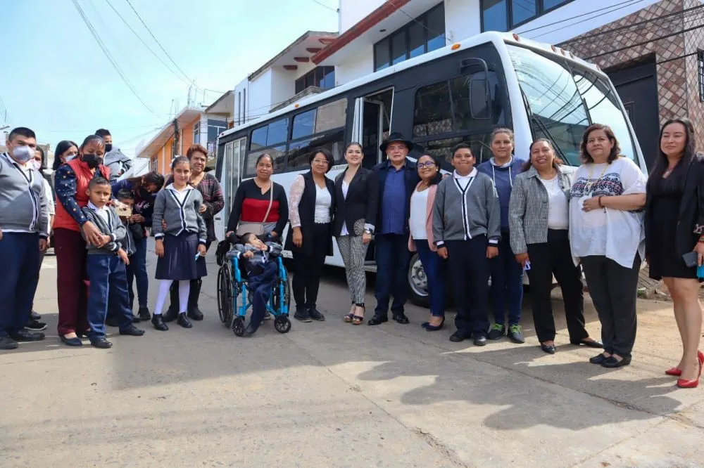 Ayuntamiento de Zacatlán entrega autobús