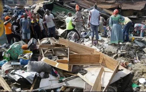 Suman 20 muertos por derrumbe de edificio en Nigeria