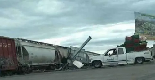 Tráiler choca contra tren en San Hipólito Soltepec