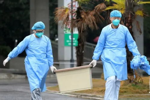 Mortal virus chino se contagia entre humanos; OMS convoca a comité de emergencia