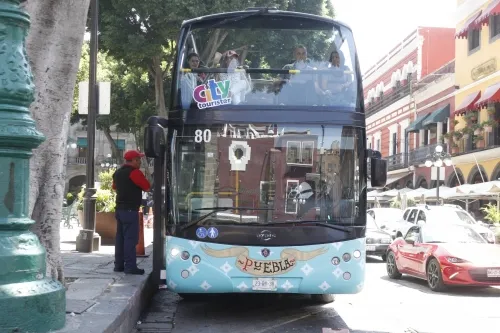 Turibuses se quedan en la 2 sur; pagarán hasta el próximo año